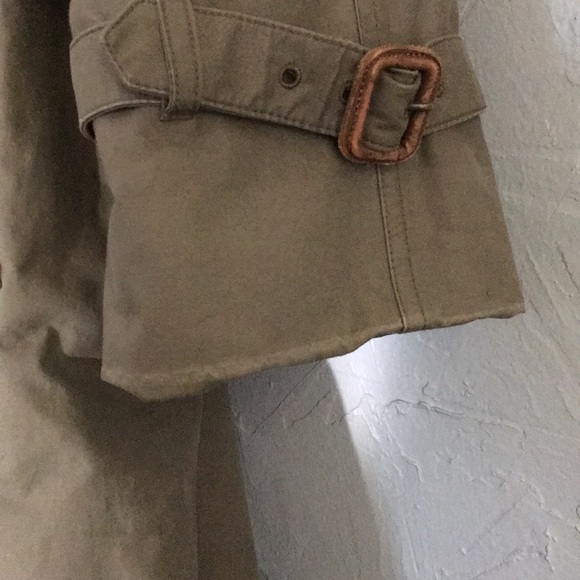 Brooks Brothers Trench coat. - Picture 5 of 8